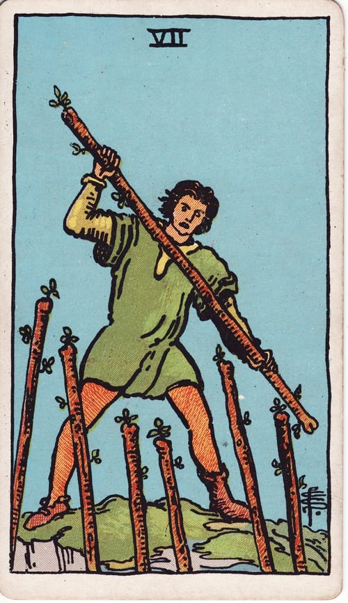 權杖七(Seven of Wands)偉特塔羅牌面