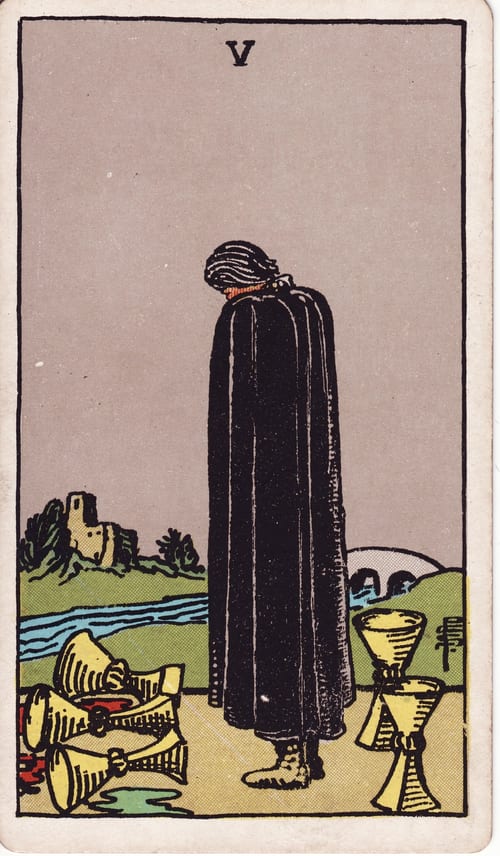 聖杯五(Five of Cups)偉特塔羅牌面