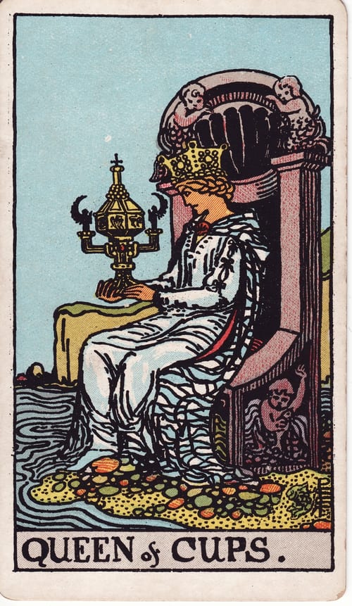 聖杯王后(Queen of Cups)偉特塔羅牌面